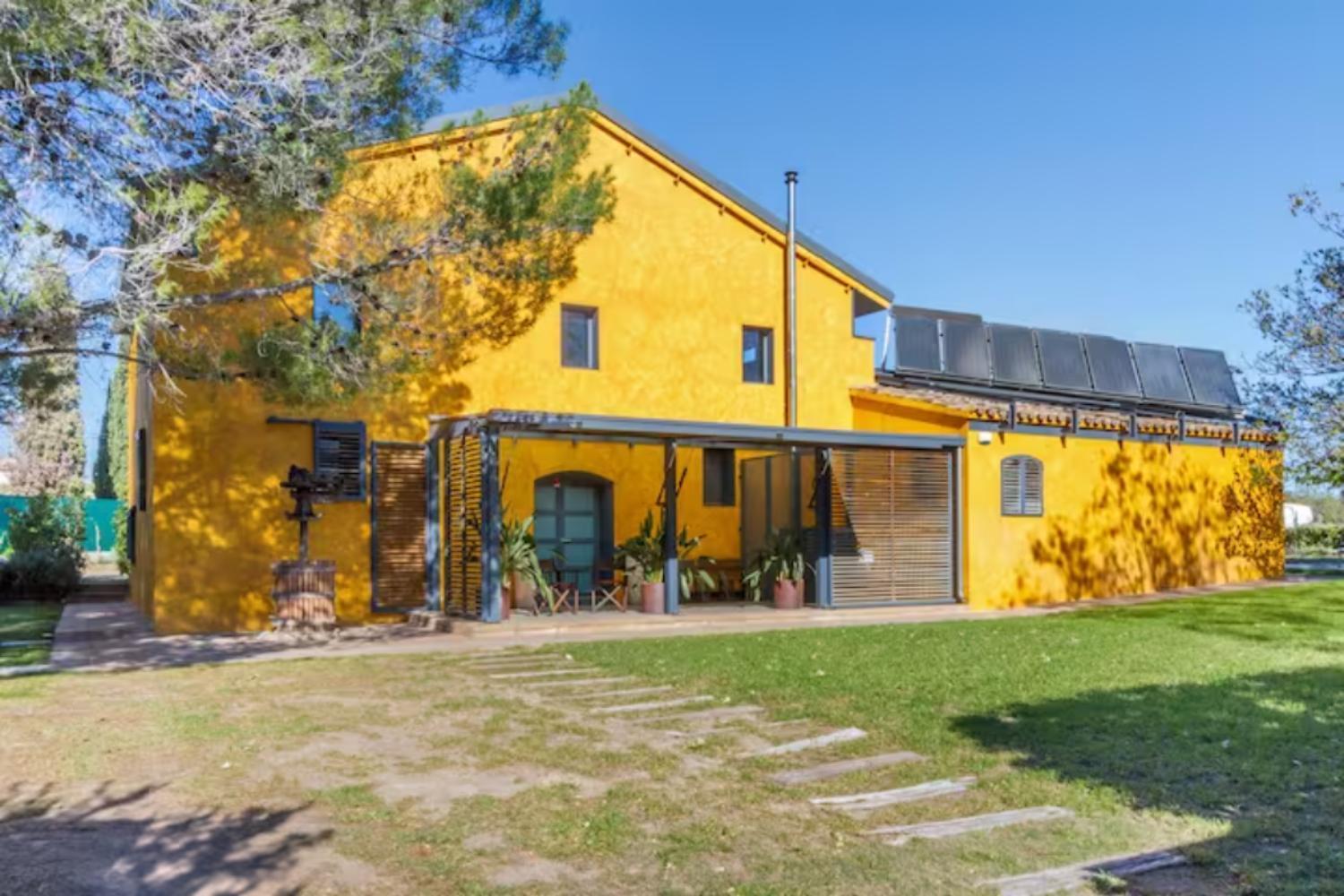 Masia Cal Sisplau: Vineyard Retreat With Pool Near Barcelona *
