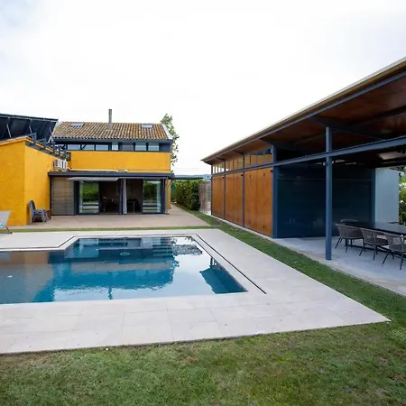 Masia Cal Sisplau: Vineyard Retreat with Pool near Barcelona San Martin Sarroca Exterior photo